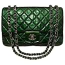 Chanel RARO Bolsa Clássica Jumbo em Couro Patente Verde Metálico