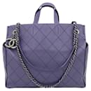 Tote en cuir violet Chanel avec surpiqûres et poche CC