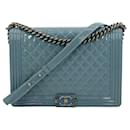 Sac Boy Large en cuir verni bleu clair Chanel