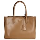 Bolso de mano Prada City Calf Caramelo