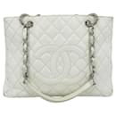 Sac cabas grand shopper en caviar blanc matelassé Chanel