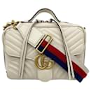 Bolso de solapa con asa superior Gucci GG Marmont Matelassé