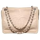 Bolsa de Ombro Chanel XL Maxi Classic Top Flap em Couro Branco Matelassê com Logo CC