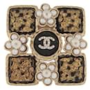 NUEVA BROCHE CHANEL CUADRADO LOGO CC RESINA Y PERLAS DE METAL DORADO - Chanel