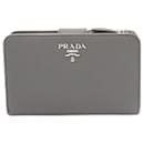 Portefeuille bi-fold Prada en cuir Saffiano gris