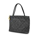 Bolsa tote preta em pele de caviar Chanel