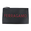 Clutch in pelle nera con borchie Salvatore Ferragamo