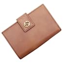 Portefeuille bi-fold Gucci en cuir rose et doré