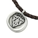 Collier en cuir et pendentif en argent Gucci