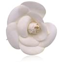 Broche épingle Camélia en tissu blanc vintage grande - Chanel