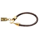 Bracelet Louis Vuitton Luck It Monogram en toile enduite marron avec pendentif métallique doré