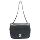 Sac à bandoulière Easy Zip Flap en cuir de veau matelassé noir Chanel CC