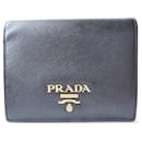 Carteira bifold Saffiano preta da Prada