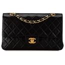 Bolsa de Ombro Chanel Medium Classic em Couro de Cordeiro Preto com Dupla Aba