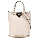 Bolso de mano Valentino Rockstud de cuero graneado crema