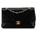 Borsa a Spalla Chanel Medium Classic in Pelle di Agnello Nera con Doppio Faldone