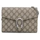 Carteira Gucci Mini GG Supreme Dionysus em corrente marrom