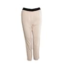 Maje, pantalon en praline rose avec ceinture noire