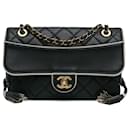 Bolsa de flap em couro de cordeiro matelassado preto Chanel CC com tassel e borda embellida