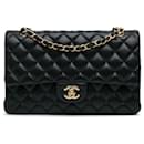 Bolsa de Ombro Chanel Medium Classic em Couro de Cordeiro Preto com Dupla Aba