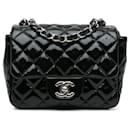 Schwarze Chanel Mini Square Classic Patentasche mit einfacher Klappe