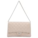 Pochette en cuir caviar matelassé beige Chanel avec chaîne pour épaule