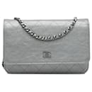 Bolso cruzado de piel de ternera envejecida acolchada plateada Chanel CC con cadena