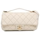 Bolso Urban Day Flap mediano en piel de ternera blanca Chanel