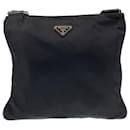 Bolsa de ombro Prada em nylon tessuto com placa de logo triangular