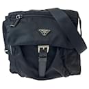 Prada Nylon Tessuto Schultertasche mit Dreieckslogo-Platte