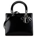 Bolsa Lady Dior média em couro envernizado preto