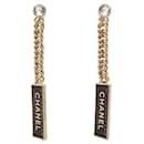 NOVE BRINCOS PENDENTES CHANEL COM STRASS E CORRENTE DE METAL DOURADO - Chanel