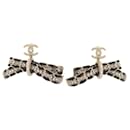 NEUF BOUCLES D'OREILLES CHANEL PENDANTES LOGO CC & NOEUD ENTRELACE EARRINGS - Chanel