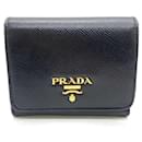 Portefeuille mini tri-fold en cuir Saffiano Prada 1MH176 en excellent état - Autre Marque