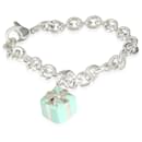 Pulseira charm Tiffany & Co. com charme de presente Tiffany em prata esterlina