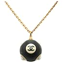 Collier pendentif en résine dorée Chanel avec boule dorée