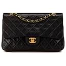 Bolso de Hombro Chanel Medium Classic de Piel de Cordero Negro con Doble Solapa