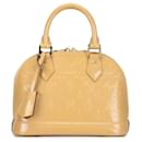 Bolso Alma BB en Monogram Vernis de Louis Vuitton en color beige