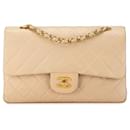 Borsa a spalla Chanel Medium Classic in pelle di agnello beige con doppio flap