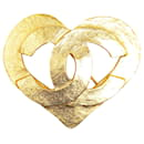 Broche en forma de corazón CC chapado en oro de Chanel