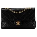 Sac à épaule Chanel Medium Classic en cuir d'agneau noir à double rabat