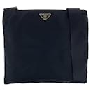 Bolsa de ombro Prada em nylon tessuto com placa de logo triangular