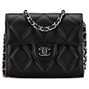 Sac à bandoulière en cuir d'agneau matelassé noir Chanel Mini