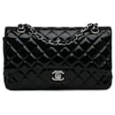 Bolsa de Ombro Chanel Medium Classic em Couro Patente Preto com Dupla Aba