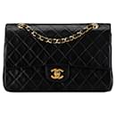 Borsa a Spalla Chanel Medium Classic in Pelle di Agnello Nera con Doppio Faldone