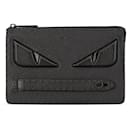 Pochette en cuir Fendi Monster grise