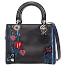 Borsa Lady Dior ricamata in pelle di vitello nera media