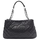 Borsa tote con zip in caviar trapuntato nero Chanel CC con catena