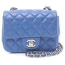 Sac à bandoulière classique en cuir d'agneau bleu Chanel Mini Square à rabat simple