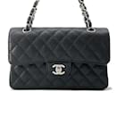 Bolsa de Ombro Chanel Matelassé Preta